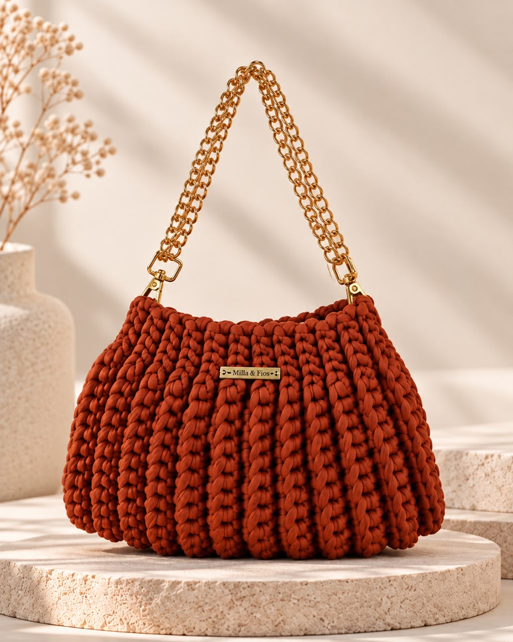 Bolsa terracota com pontos de crochê verticais e corrente dourada
