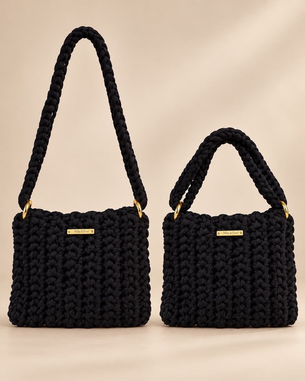 Duas bolsas pretas feitas em crochê, uma com alça longa e outra com alça curta